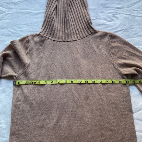 The Reset R Label wool cashmere blend turtle neck sweater. Camel color. Women M. - Picture 2 of 7